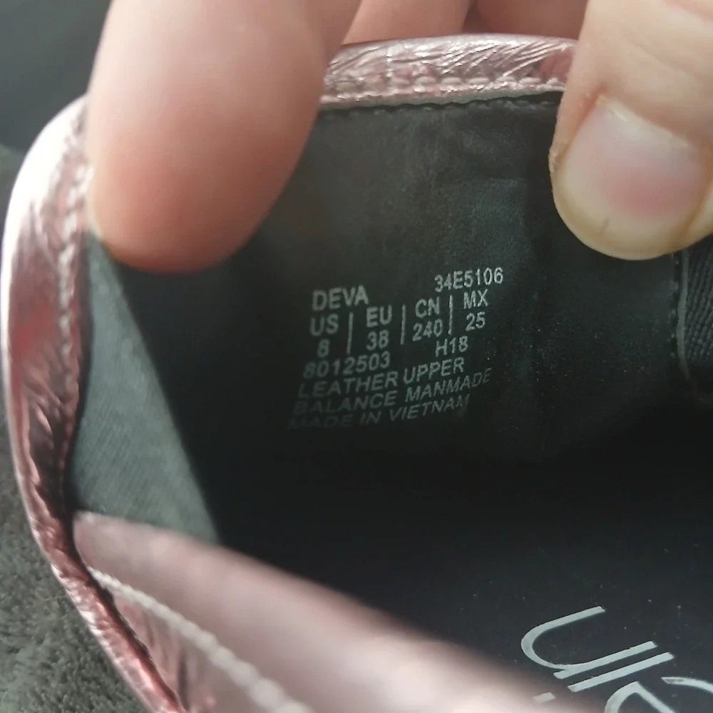 Calvin Klein Deva Sneakers Size 8 Rose Gold Metallic Leather‎ Slip On Streetwear